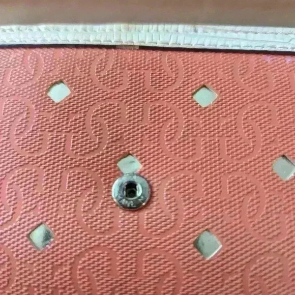 Guess Tri-fold Wallet - Picture 4 of 15